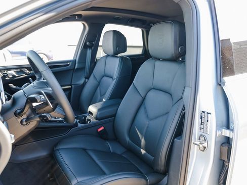 Certified 2026 Porsche Macan AWD/4WD image 5