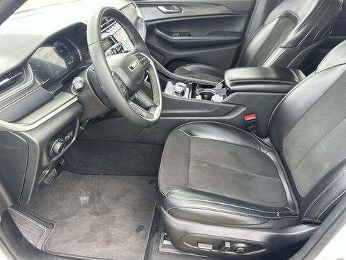 Used 2023 Jeep Grand Cherokee L Laredo image 16