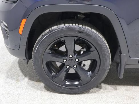 Certified 2023 Jeep Grand Cherokee Limited w/ Luxury Tech Group II AWD/4WD image 9