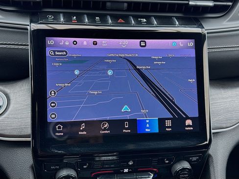 Used 2022 Jeep Grand Cherokee L Limited image 9