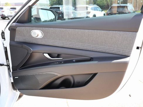 New 2025 Hyundai Elantra Limited image 9