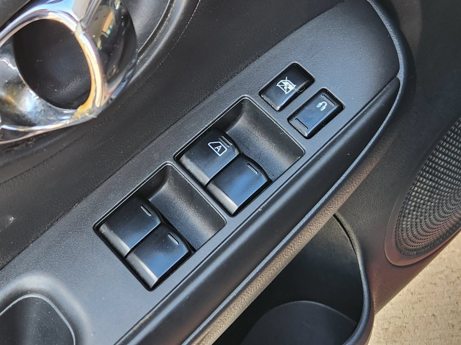 Used 2014 Nissan Versa SV FWD image 22