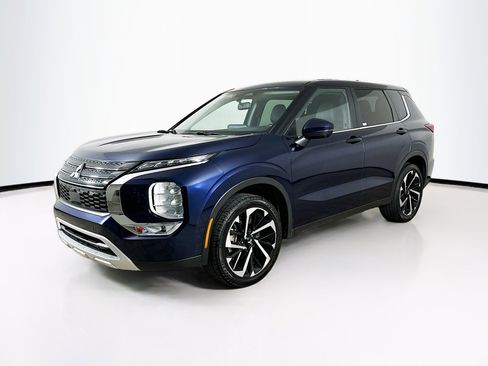 Used 2024 Mitsubishi Outlander SE image 3