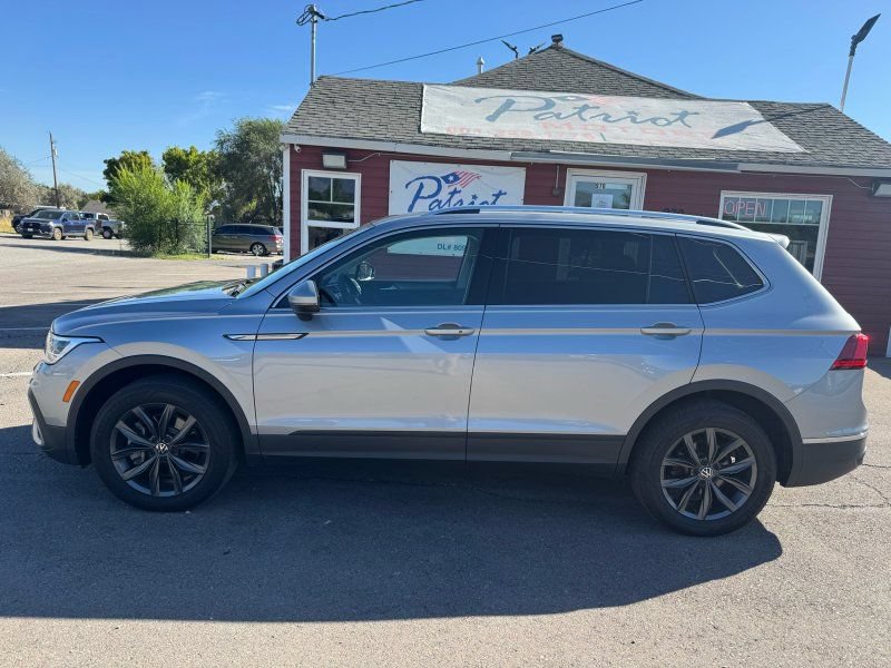 Used 2023 Volkswagen Tiguan SE AWD/4WD image 2