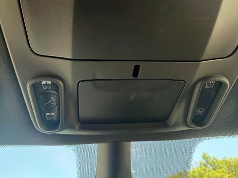 Used 2025 Chrysler Pacifica Limited FWD image 22
