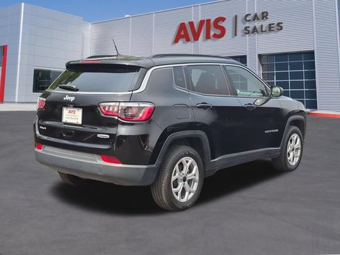 Used 2025 Jeep Compass Latitude w/ Sun & Sound Group AWD/4WD image 6