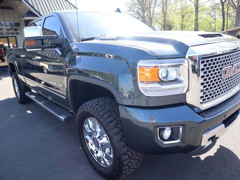 Used 2017 GMC Sierra 2500 Denali w/ Duramax Plus Package AWD/4WD image 3