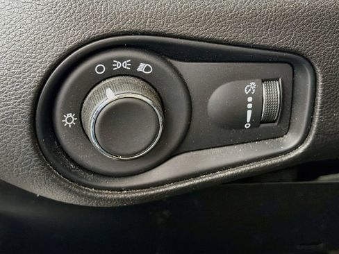 Used 2023 Jeep Renegade Latitude AWD/4WD image 11