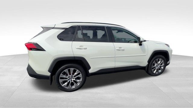 Used 2022 Toyota RAV4 XLE Premium AWD/4WD image 8