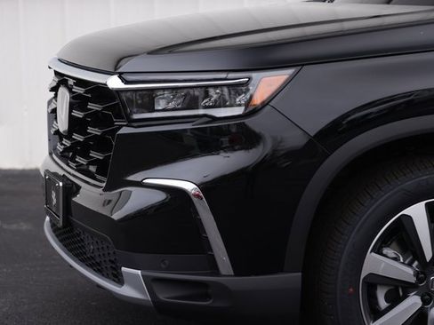 New 2025 Honda Pilot Touring image 4