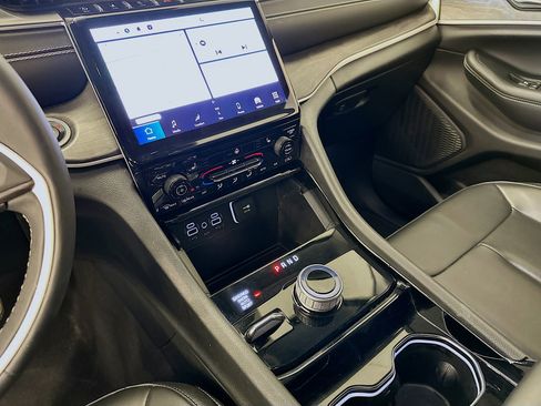 Used 2023 Jeep Grand Cherokee Limited image 26