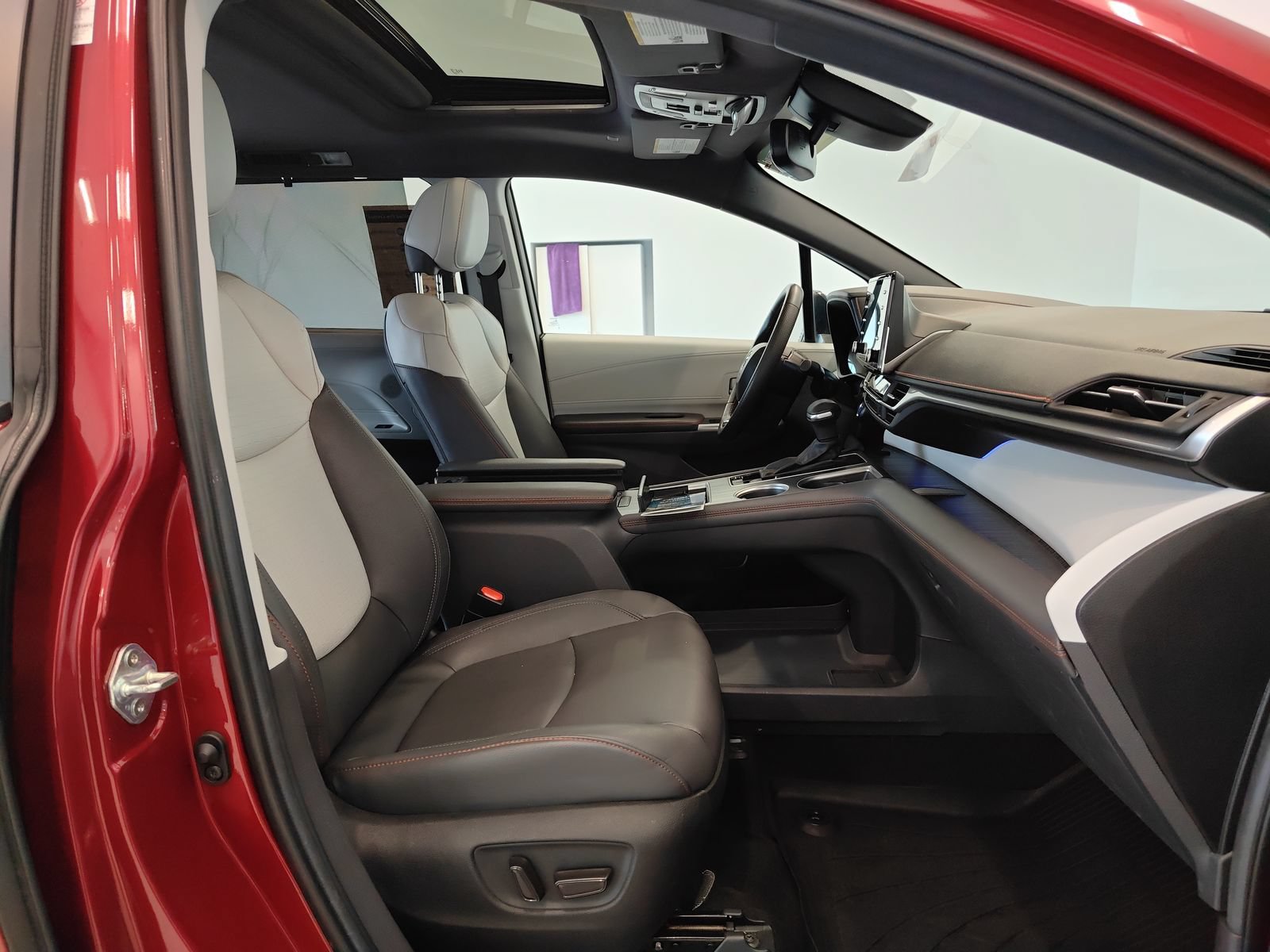 Used 2023 Toyota Sienna XSE AWD/4WD image 18