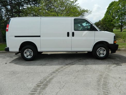 Used 2021 Chevrolet Express 2500 w/ Driver Convenience Package RWD image 5