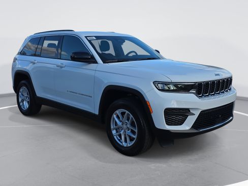 New 2025 Jeep Grand Cherokee Laredo image 3