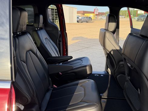 New 2027 Chrysler Pacifica Select AWD/4WD image 35