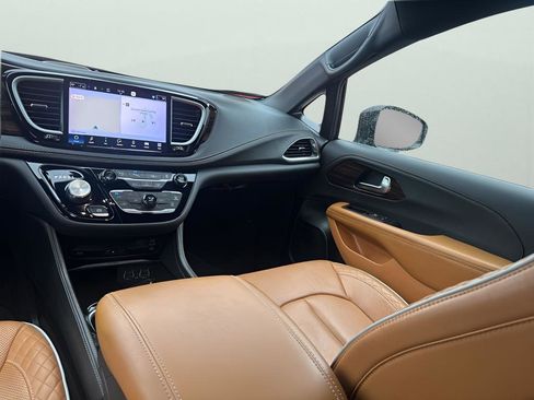 Used 2023 Chrysler Pacifica Pinnacle image 22