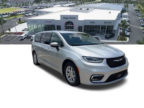 Used 2023 Chrysler Pacifica Touring-L FWD image 9