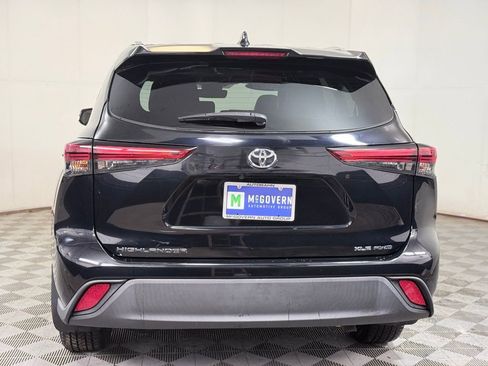 Used 2022 Toyota Highlander XLE AWD/4WD image 5