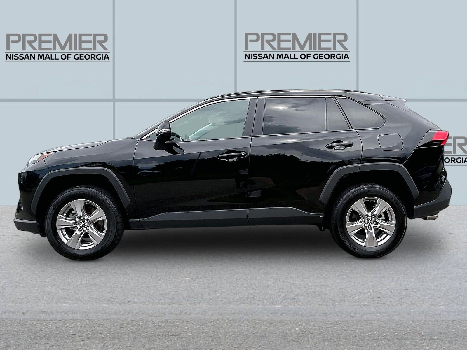Used 2025 Toyota RAV4 XLE FWD image 4