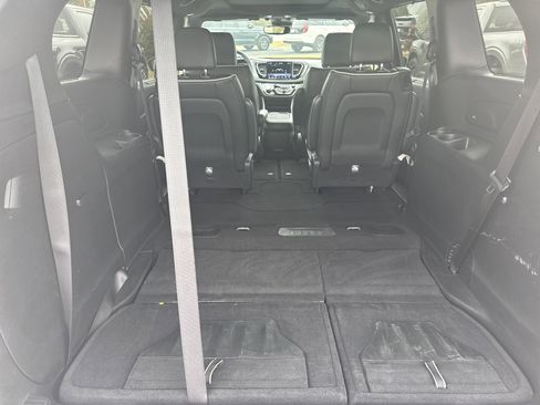 Used 2025 Chrysler Pacifica Limited image 17