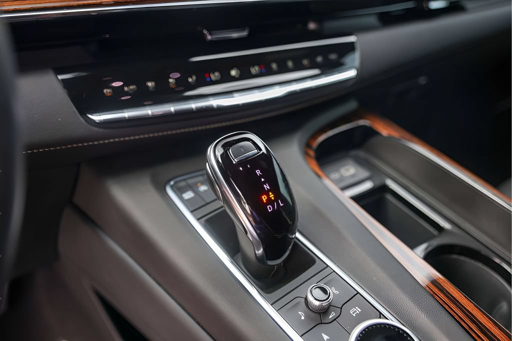 Used 2024 Cadillac Escalade Premium Luxury AWD/4WD image 22
