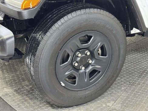 Certified 2021 Jeep Gladiator Willys image 9