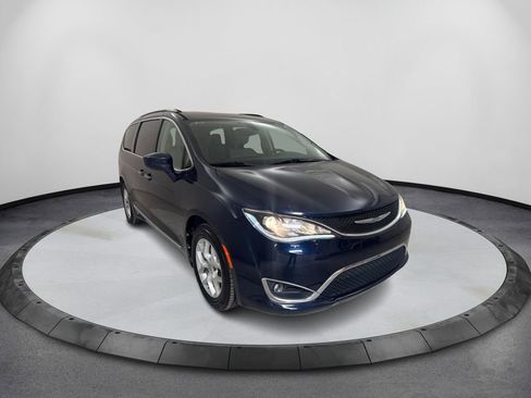 Used 2018 Chrysler Pacifica Touring-L Plus w/ Tire & Wheel Group image 3