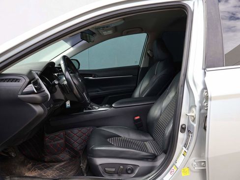 Used 2019 Toyota Camry SE w/ Carpet Mat Package FWD image 8