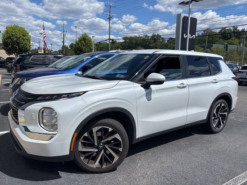 Used 2022 Mitsubishi Outlander ES image 1