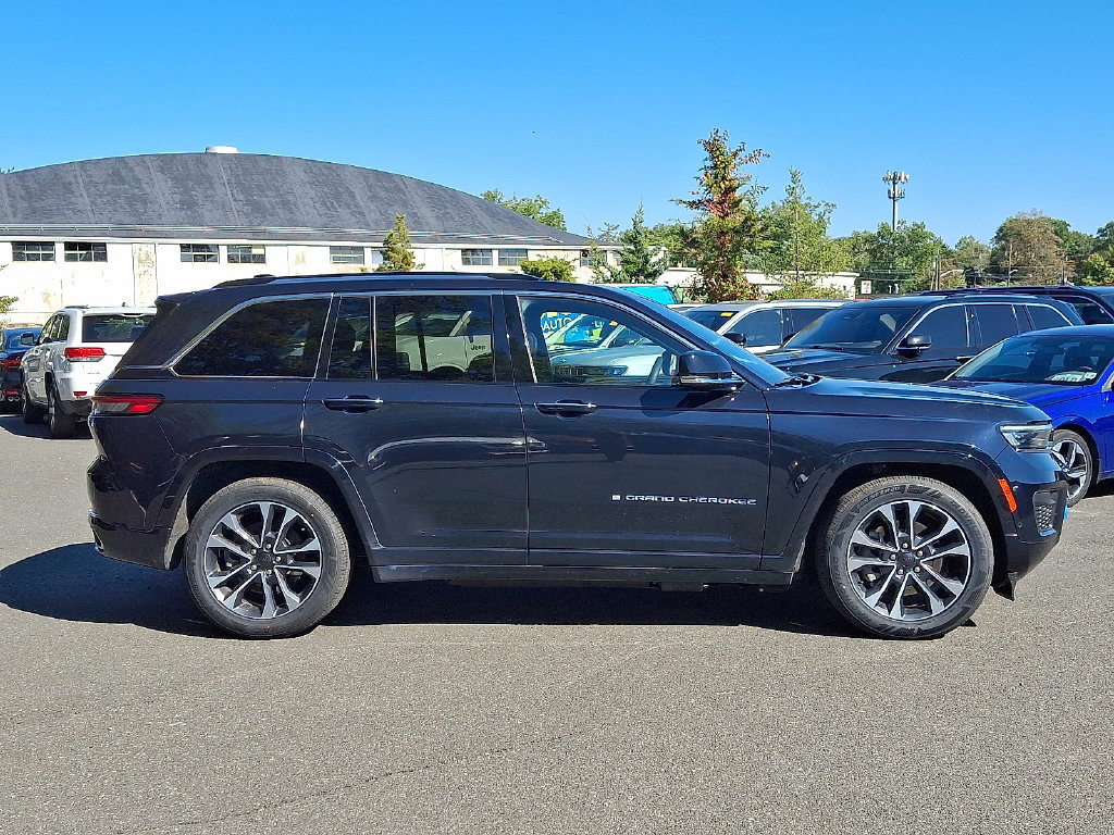 Used 2023 Jeep Grand Cherokee Overland AWD/4WD image 8