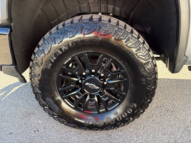Used 2026 Chevrolet Silverado 2500 ZR2 w/ LPO, Dark Essentials Package AWD/4WD image 6