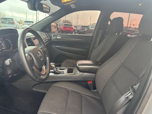 Used 2019 Jeep Grand Cherokee Laredo image 7