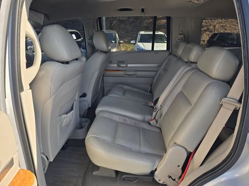 Used 2008 Chrysler Aspen Limited image 7