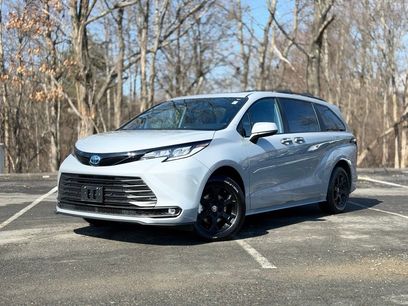 Used 2025 Toyota Sienna XLE Woodland Edition