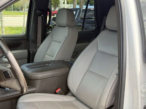 Used 2022 GMC Yukon SLT w/ SLT Premium Package image 16