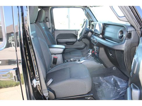 Used 2024 Jeep Wrangler Unlimited Rubicon 4xe w/ Technology Group AWD/4WD image 14