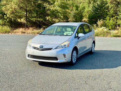 Used 2014 Toyota Prius V Two image 4