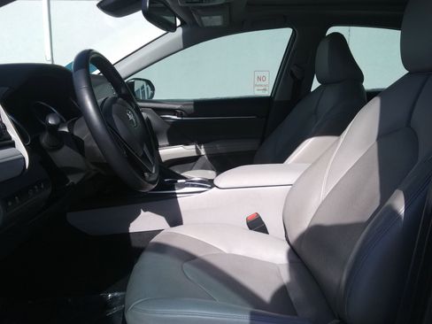 Used 2022 Toyota Camry XLE w/ Navigation Upgrade Package image 11