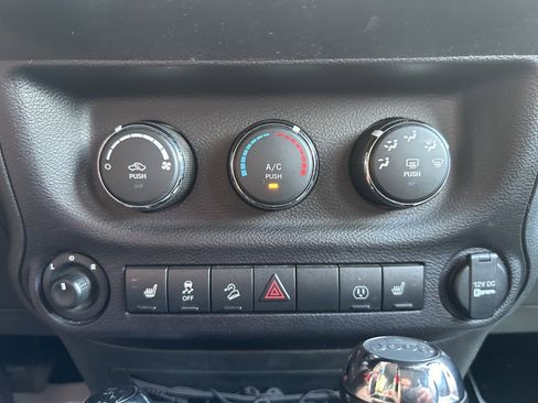 Used 2018 Jeep Wrangler Unlimited Sahara image 21