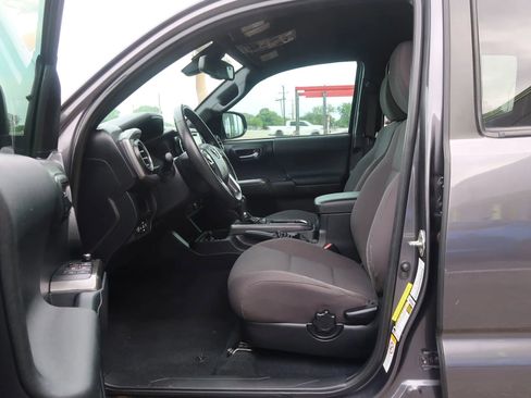 Used 2018 Toyota Tacoma TRD Off-Road AWD/4WD image 15