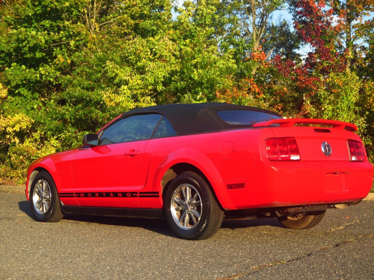 Used 2005 Ford Mustang Convertible RWD image 23