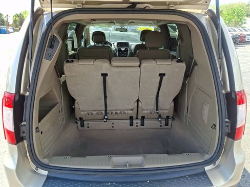 Used 2014 Chrysler Town & Country Touring image 27