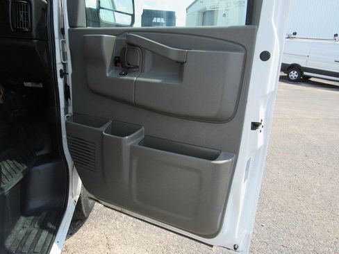 Used 2016 Chevrolet Express 2500 RWD image 11