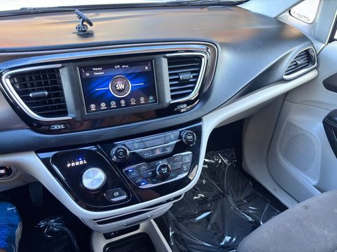 Used 2020 Chrysler Voyager L FWD image 15