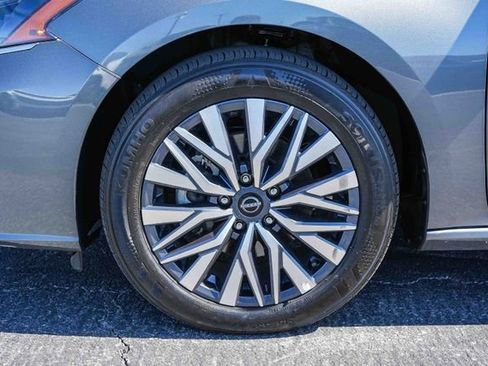 Used 2025 Nissan Altima 2.5 SV FWD image 12