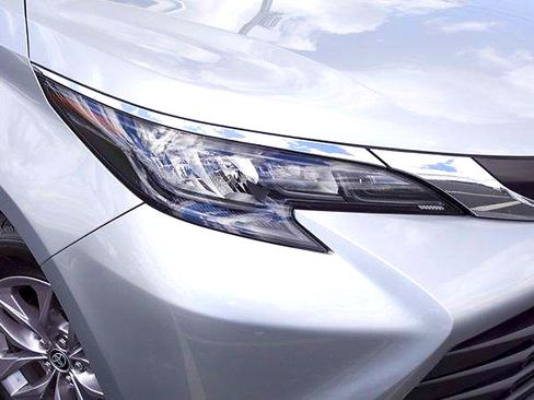 Used 2025 Toyota Sienna XLE FWD image 2