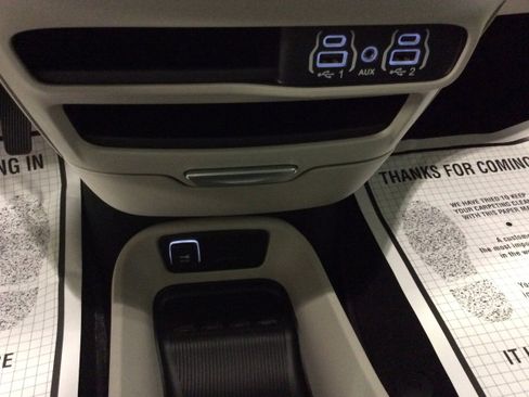 Used 2024 Chrysler Pacifica Touring-L image 33