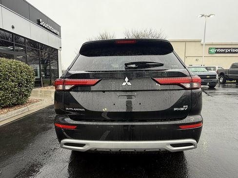 Used 2025 Mitsubishi Outlander SE image 6