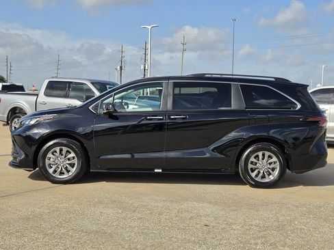 Used 2026 Toyota Sienna XLE FWD image 6
