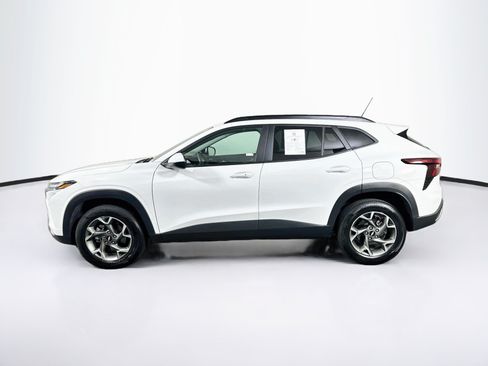 Used 2025 Chevrolet Trax LT w/ LT Convenience Package FWD image 4
